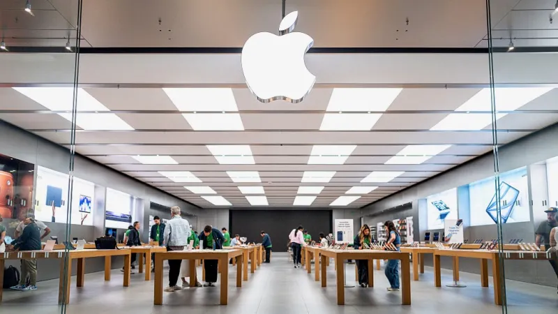 Entrada de una tienda de Apple con el logo de la empresa al frente.