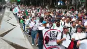  Jubilados y trabajadores activos del Instituto Mexicano del Seguro Social (IMSS) marchan sobre Paseo de la Reforma. 