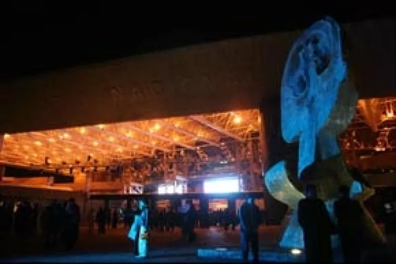 Lilia Aragón, Paolo Botti, banda Pequeños Musical, Sergio Corona, Elsa Aguirre, María Inés, Roxana Chávez y Guadalupe Pineda son algunos de los famosos que han llegado al Auditorio Nacional.
