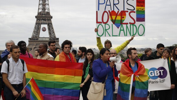 Decenas de personas se reunieron este lunes en los alrededores de la Torre Eiffel para mostrar con banderas y letreros su apoyo a los familiares de las víctimas del tiroteo.