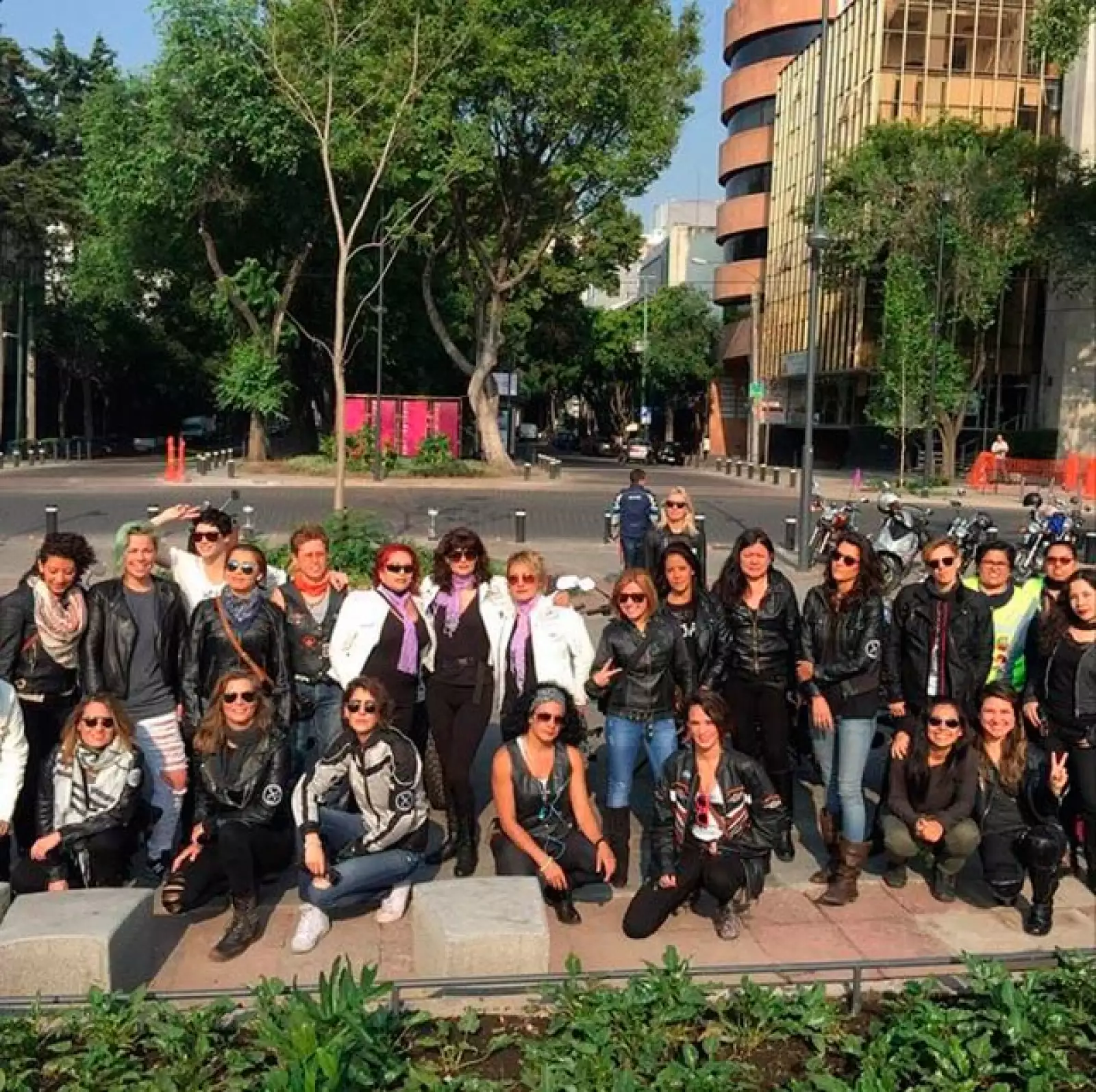 Jeans desgastados, botas y una chamarra de cuero fueron el look ideal para la ocasión.