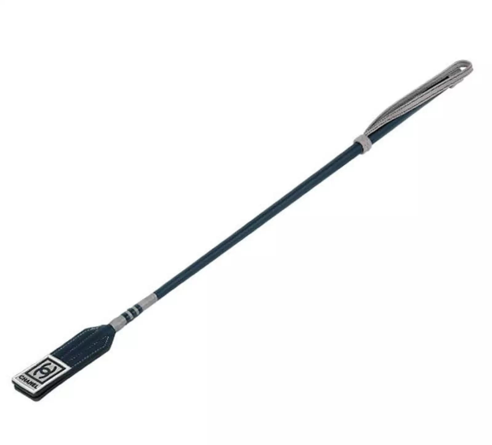 Ya sea para equitación o polo la casa francesa sugiere este fuete con motivos de doble "C".