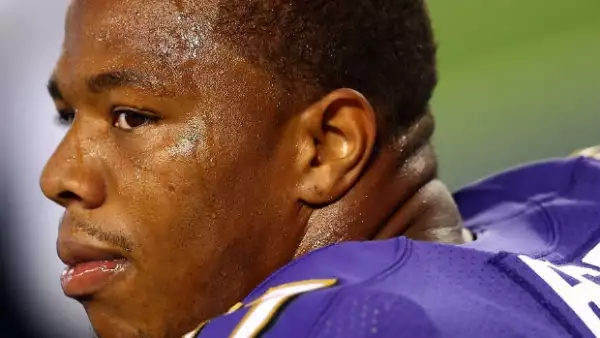 El jugador de la NFL fue expulsado de los Ravens de Baltimore tras hacerse público un video donde golpeó a su pareja; a pesar de eso, ella lo defiende.