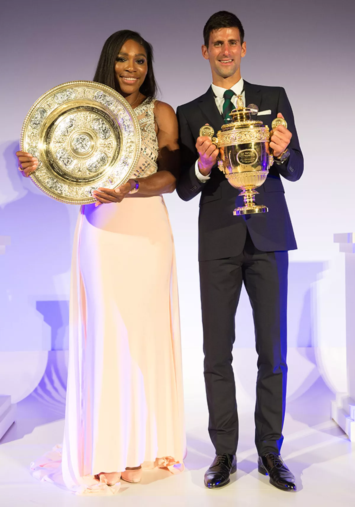 Este es el sexto título de Serena Williams en Wimbledon y el tercero para Novak Djokovic.