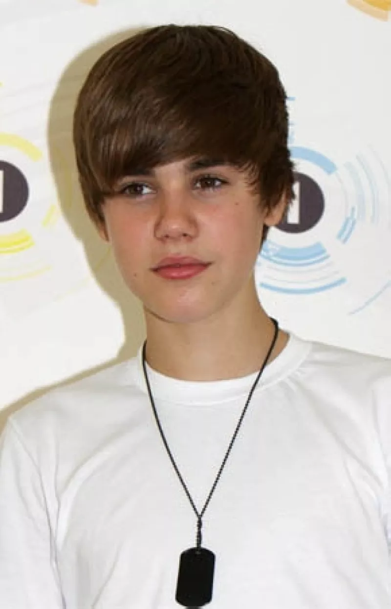 Según autoridades canadienses, el cantante de 16 años golpeó a un niño de 12 durante un juego de láser, aunque un medio asegura que fue accidental.