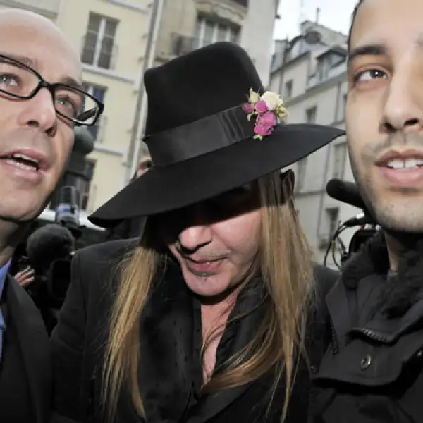 John Galliano fue acusado el 24 de febrero por haber hecho comentarios antisemitas; el diseñador fue despedido por la casa de moda Dior.