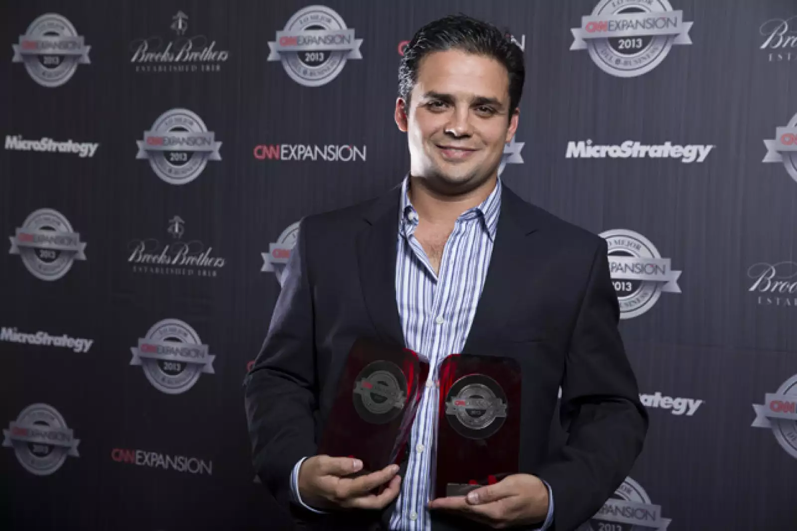 Jesús Martínez, director general de EnvíaFlores.com, dio sus primeros pasos en su negocio en internet en el 2000. El 6 de noviembre de 2013 fue reconocido como el Mejor Comercio y también como el Sitio del Año.