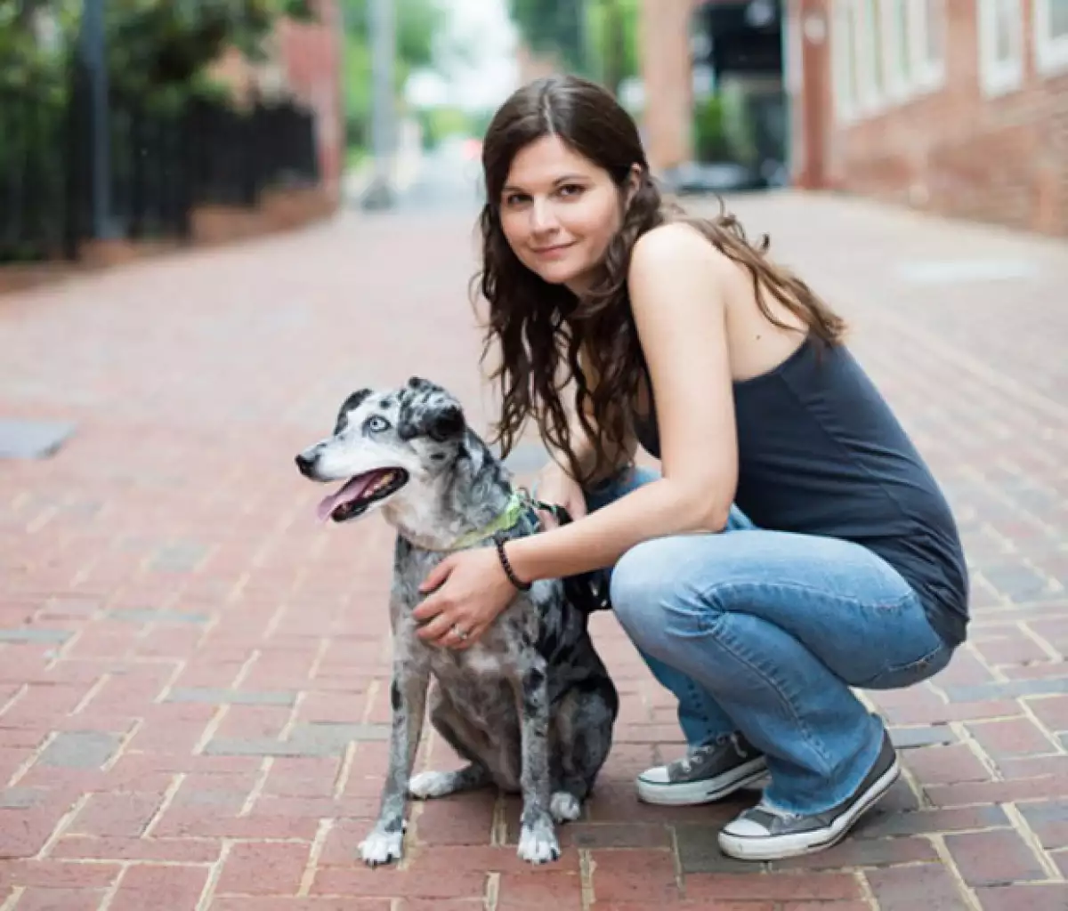Actualmente Lisa es escritora, está casada y tiene un perro.