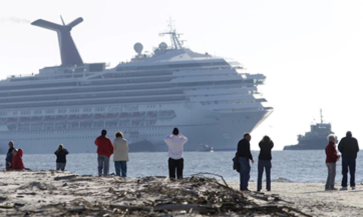 El Carnival Triumph fue remolcado por los buques Dabhol y Pioneer Resolve hacia el puerto de Mobile, Alabama. (Foto: AP)