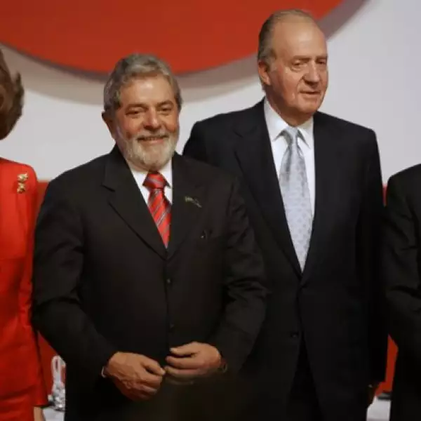 La reina Sofía, el presidente de Brazil Luiz Inacio Lula de Silva, el rey Juan Carlos y el escrito Carlos Fuentes después de la ceremonia del Premio Don Quijote de la Mancha en Toledo España el 13 de octubre de este año.