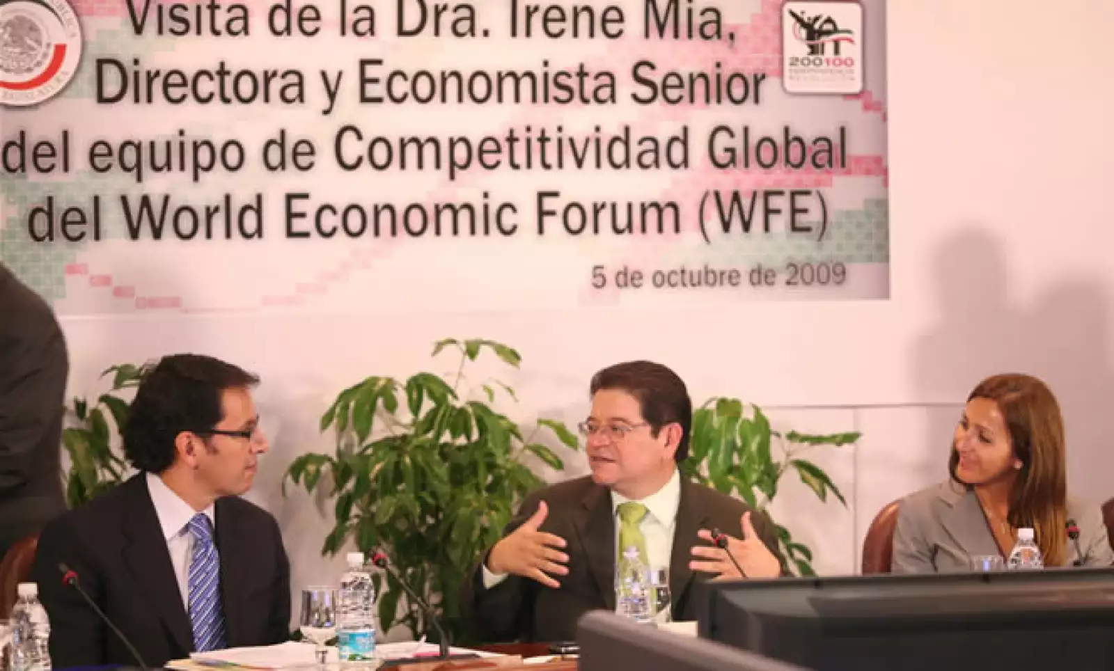 El senador del PRD y presidente de la Comisión de Ciencia y Tecnología, Francisco Castellón Fonseca, recibió el lunes el informe de Índice de Competitividad Global de parte de Irene Mía, Economista Senior. Estuvo presente el director de Microsoft México.