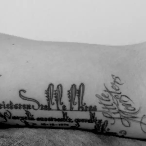 Lady Gaga: Miren lo que hice anoche. `Pequeños monstruos para siempre´ en el brazo.