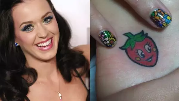 La cantante se hizo el dibujo de una fresa de caricatura en el tobillo, y en Twitter pide a sus fans que le ayuden a elegir un nombre para él.