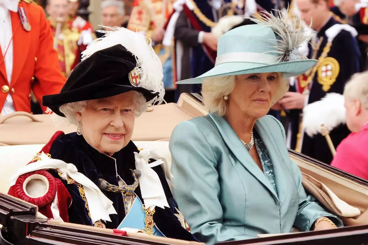 Camila usará la túnica de la reina Isabel II en la coronación