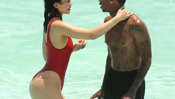 La estrella de reality y empresaria fue fotografiada en atrevidos acercamientos con su novio mientras celebraban su cumpleaños 19 en el Caribe.