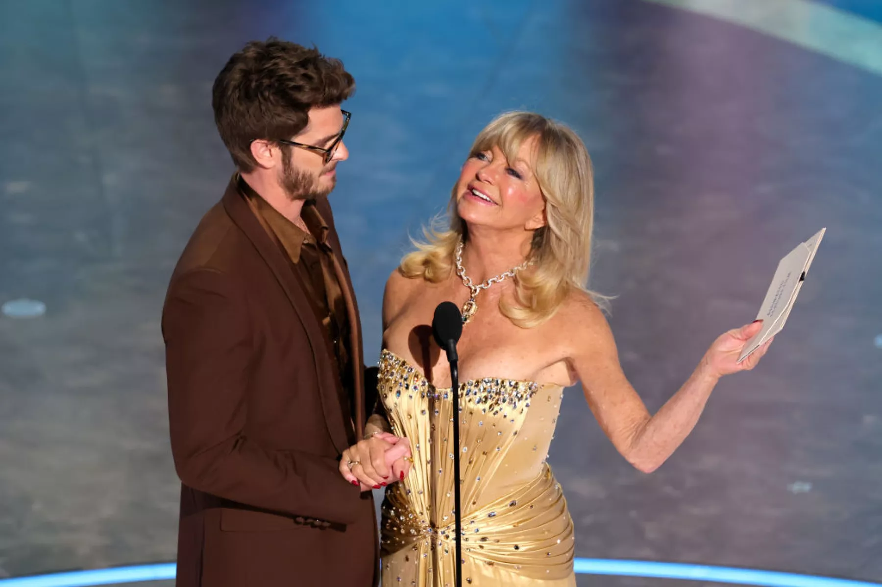Andrew Garfield rinde homenaje a su madre en Los Oscar