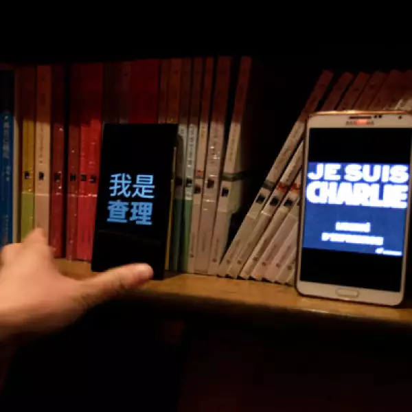 Usaron sus smartphones para colocar la frase Jesus Charlie. 