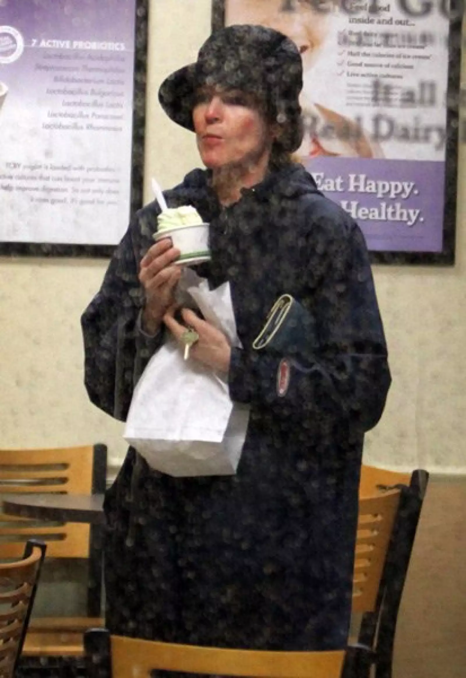 Sin importar que estuviera lloviendo e hiciera un poco de frío, Marcia Cross salió a comprarse un helado.