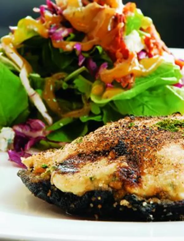 Ensalada de portobello con queso parmesano.