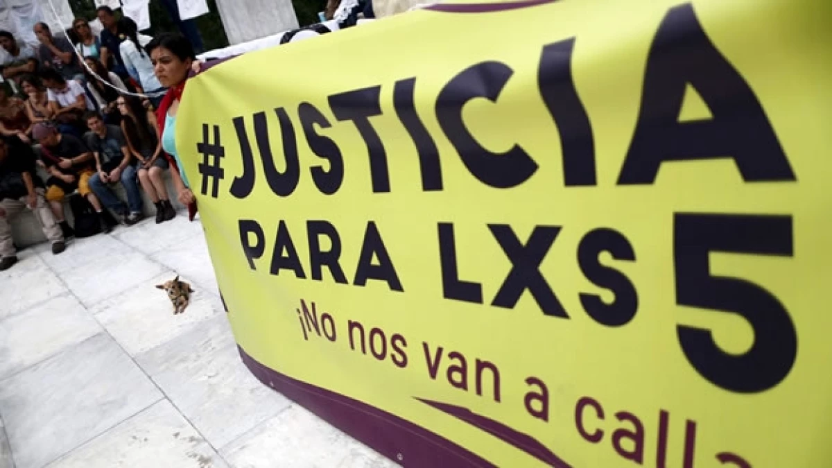 Algunas de las pancartas que presentaron este sábado ciudadanos durante una protesta por los homicidios en el DF
