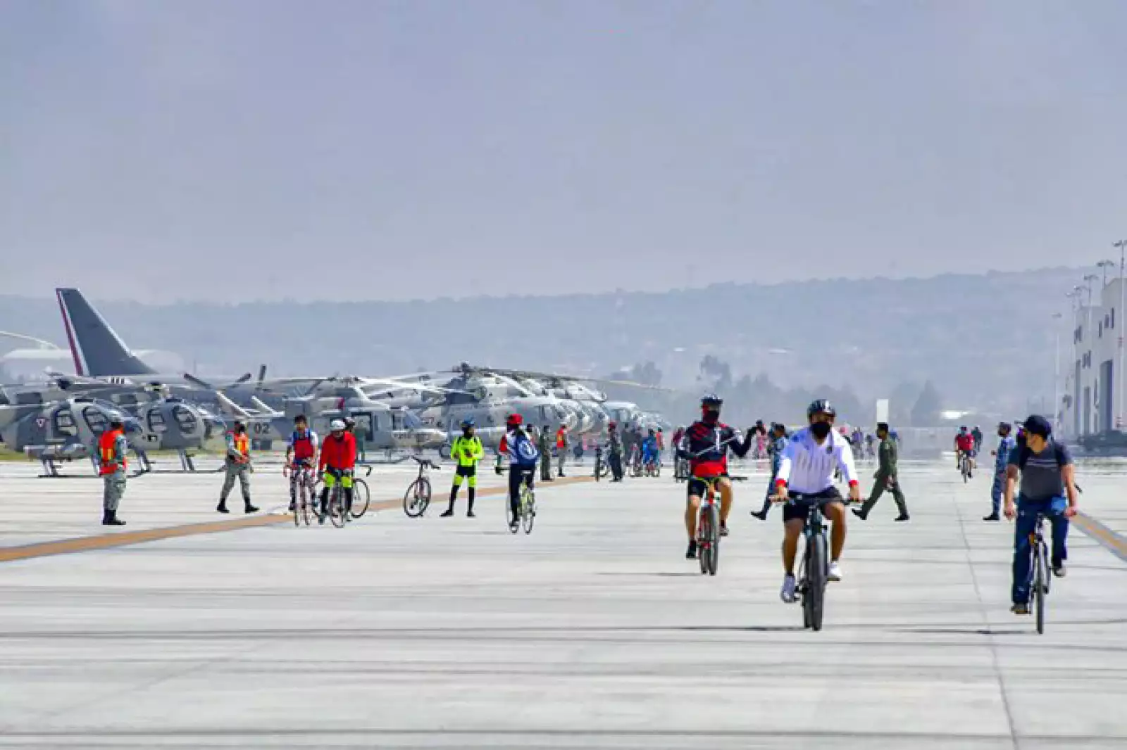 Ciclistas hacen rodada en el aeropuerto de Santa Lucía