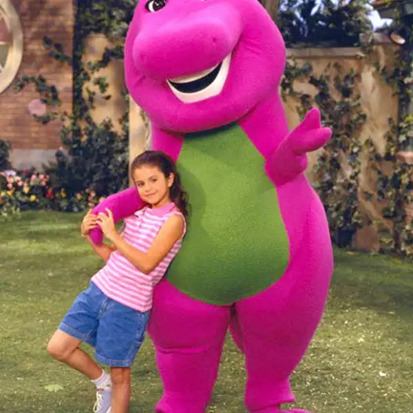 A los 10 años, Selena Gomez debutó en el show Barney and Friends.