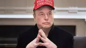 Elon Musk observa durante una reunión de gabinete en la sala de gabinete de la Casa Blanca el 24 de marzo de 2025 en Washington, DC. Elon Musk, la persona más rica del mundo, está preparando un gran impulso de gasto para ayudar a los republicanos a mantener el control del Congreso en las elecciones intermedias de noviembre, informó Axios el 30 de julio de 2026.