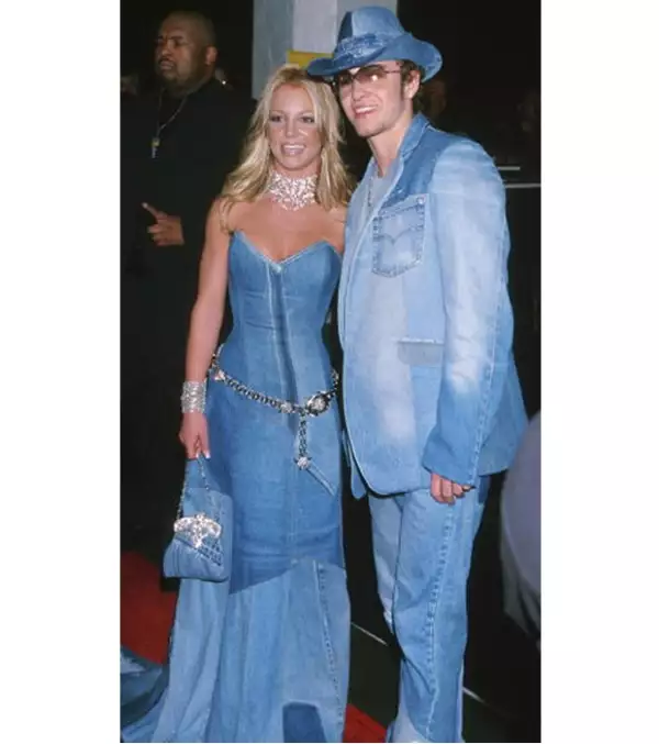 Un total look de mezclilla coordinado con el de tu pareja no es la mejor opción.