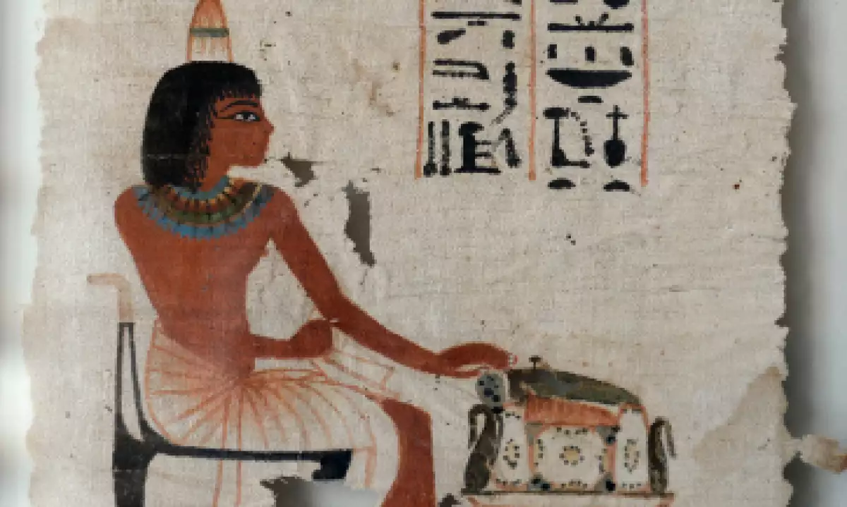 En esta pieza de 29 x 21 cm se representa al difunto de perfil, vestido con un taparrabo y sentado en una silla con patas de animal. (Foto: AFP)