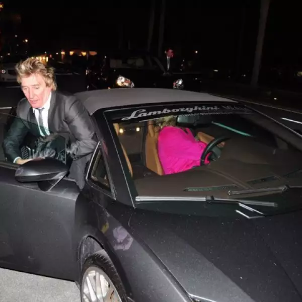 El cantante Rod Stewart tiene un Lamborghini.