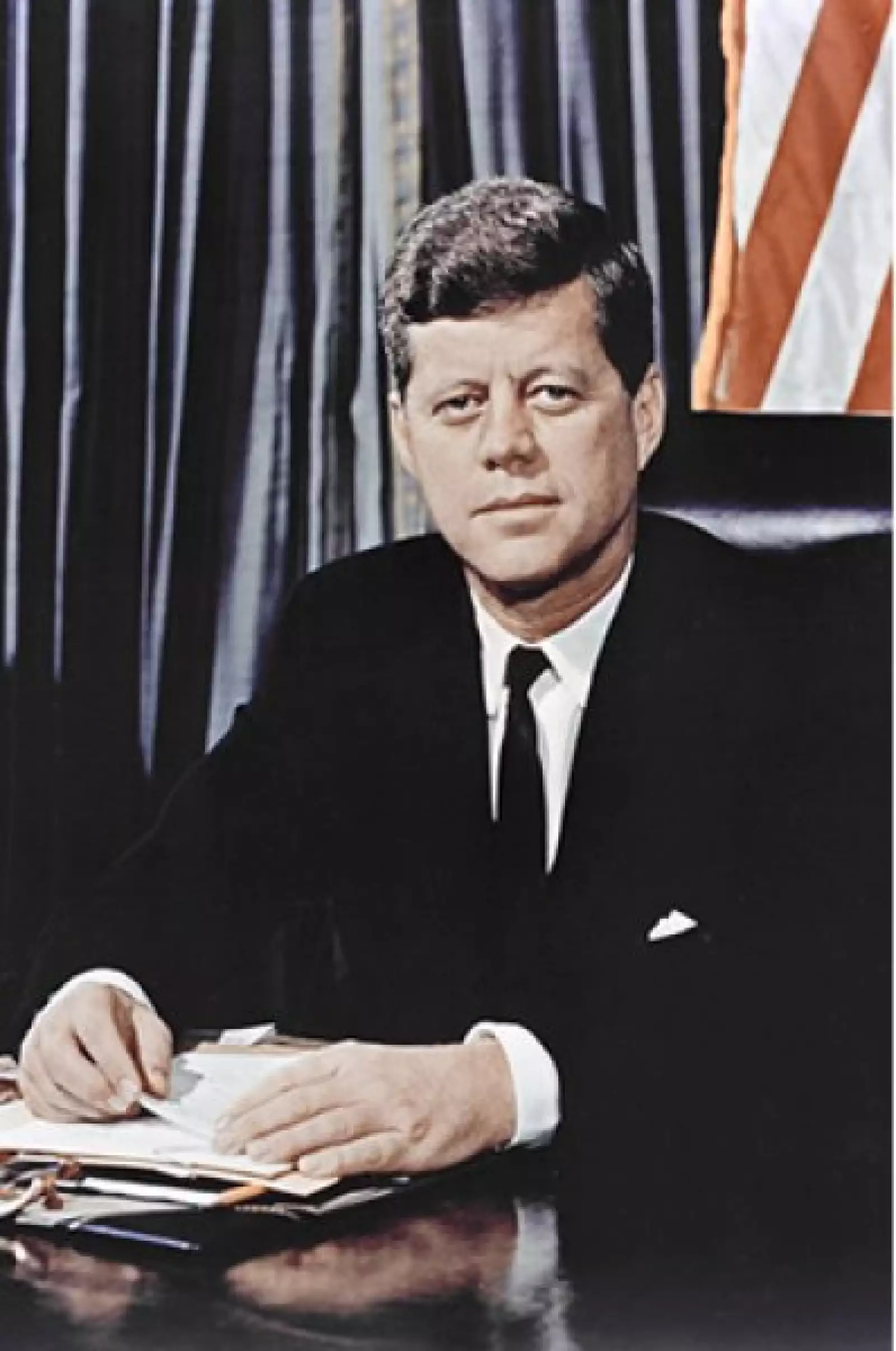 El 22 de noviembre de 1963, John F. Kennedy fue asesinado mientras circulaba en el coche presidencial en la Plaza Dealey en Dallas, Texas.