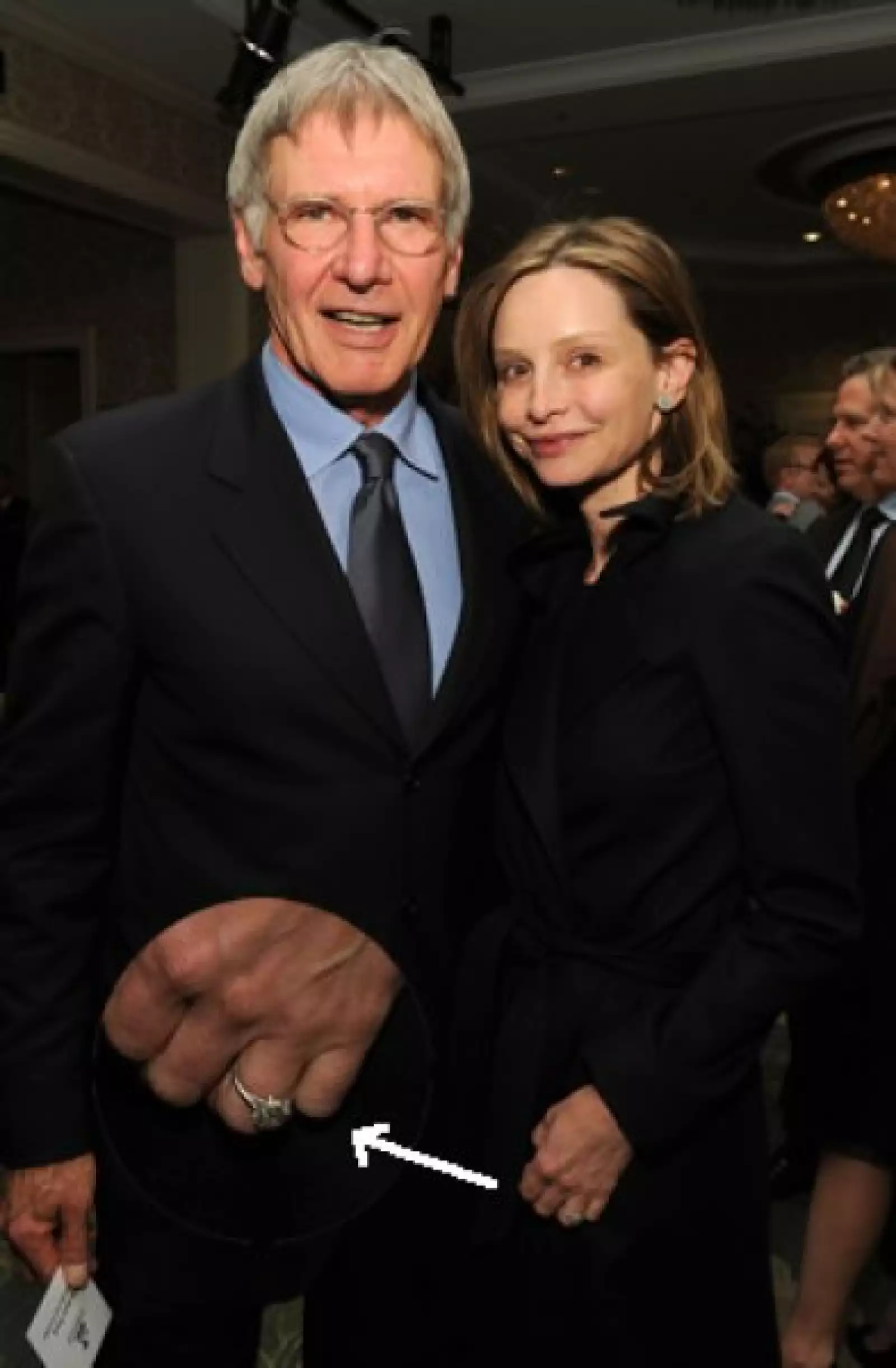 Calista Flockhart presumió el anillo de compromiso que le dio Harrison Ford durante una cena por la Conservación Internacional en Beverly Hills. La pareja lleva junta siete años.