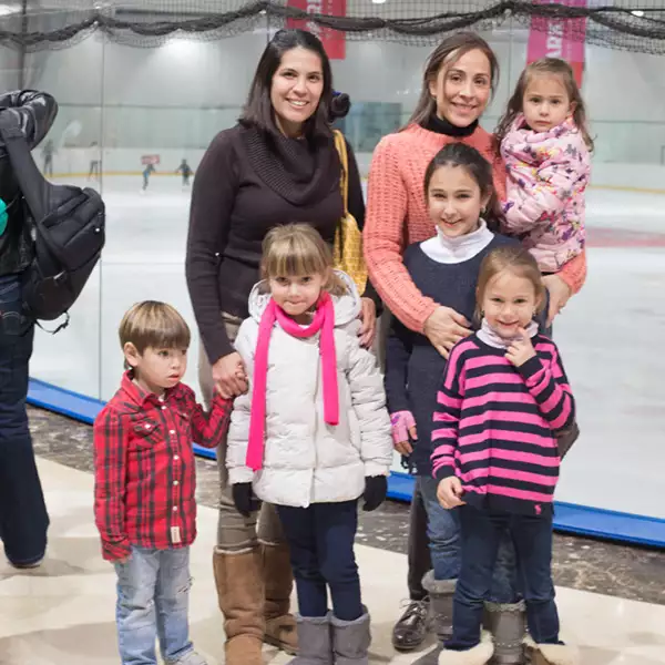 Magda Colsa y Camila Jauregui con Carolina Rodríguez en brazos(arriba), Pablo Jauregui, Carolina, Camila y Emiliana Rodríguez