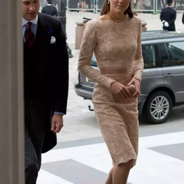 Para la misa de Acción de Gracias la duquesa de Cambridge lució muy femenina con otro diseño de Sarah Burton para Alezander Mcqueen, esta vez en color crema con aplicaciones de encaje acompañado con un sombrero de Jane Taylor, sus zapatos LK Bennett y un clutch dorado.