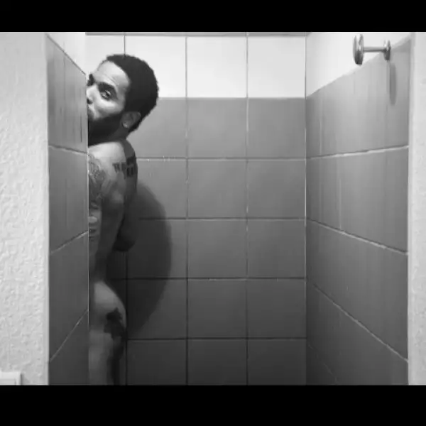 Lenny toca la guitarra, el bajo y la batería.