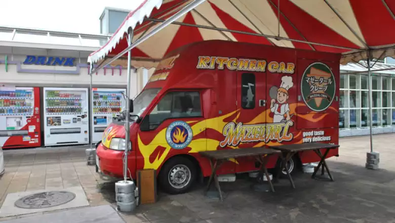 Un food truck estacionado en una parada sobre la carretera a Nagano