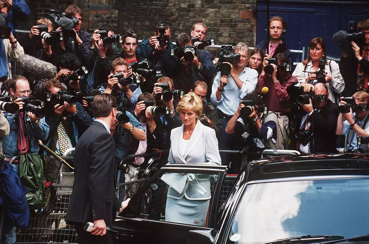 1996 PRINCESS DIANA LEAVING ENGLISH NATIONAL BALLET IN LONDON (HIGH RES)
