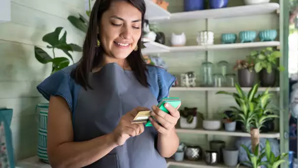 Las tarjeta de crédito de AT&T tendrás como beneficio una bonificación trimestral de 1,500 pesos, meses sin Intereses en tiendas, entre otros.