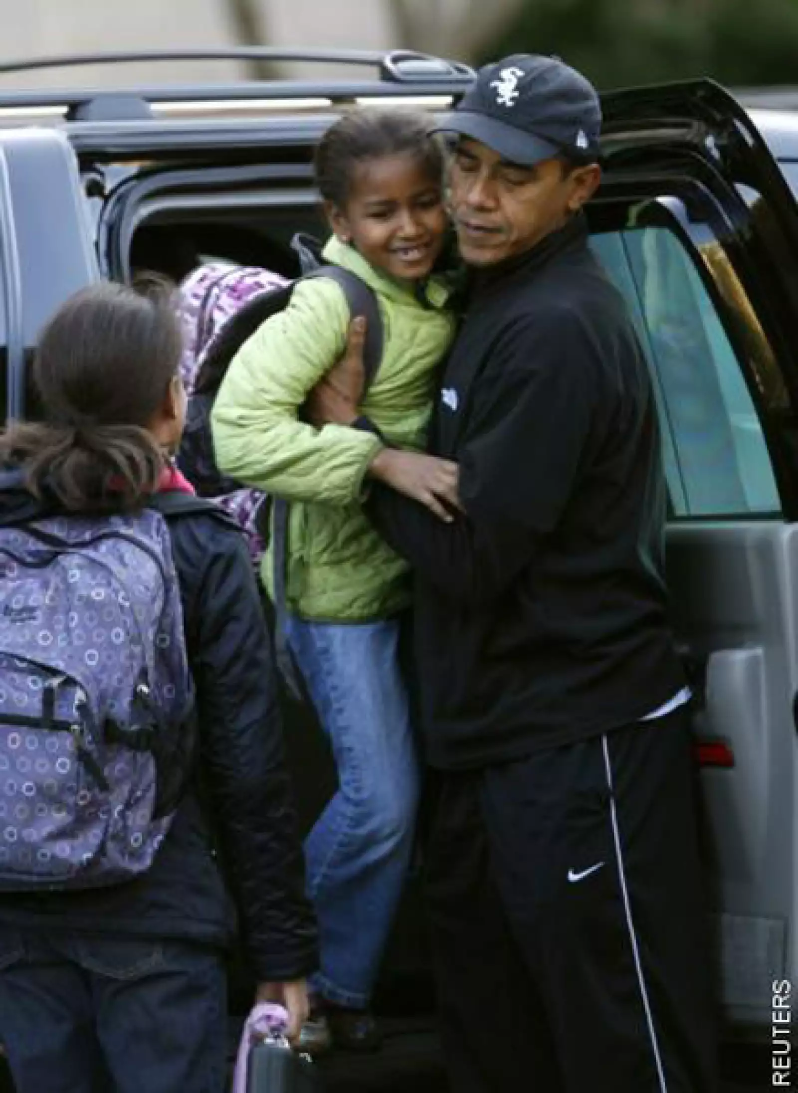 El presidente de los Estados Unidos, Barrack Obama no olvida sus deberes como padre y va a dejar personalmente a sus hijas Malia y Sasha al instituto.