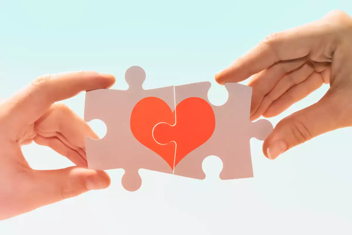 Piezas de rompecabezas formando un corazon 
