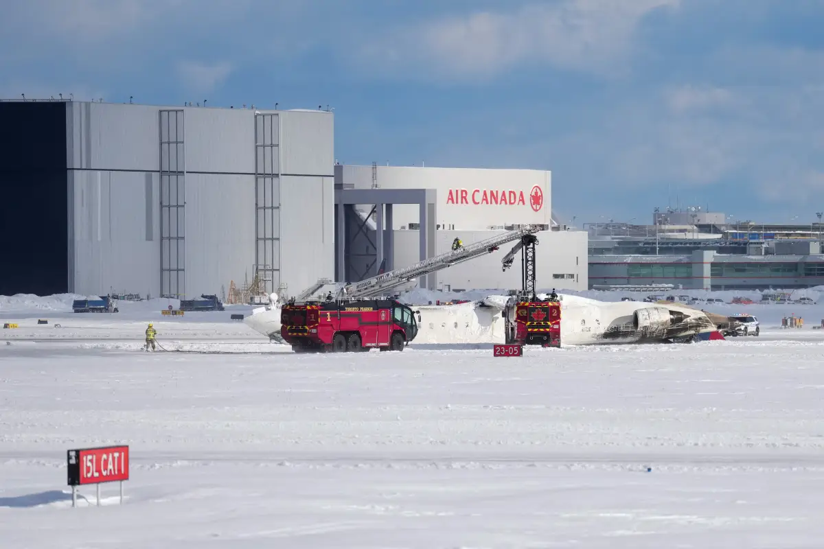 Los socorristas trabajan en el lugar del accidente aéreo de Delta Air Lines en el Aeropuerto Internacional Pearson de Toronto en Mississauga, Ontario, Canadá, el 17 de febrero de 2025.