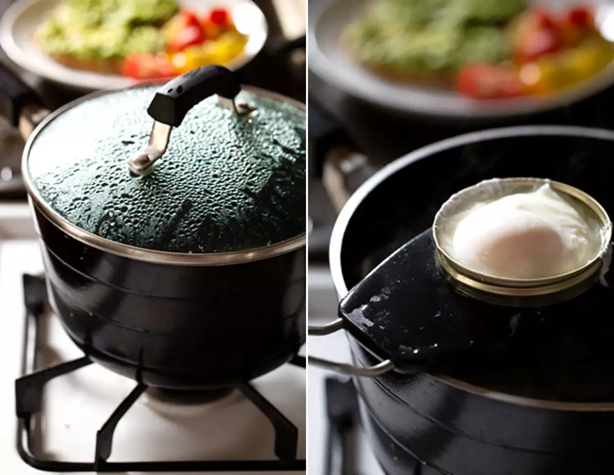 Usa las tapas de los frascos como superficie para los huevos.