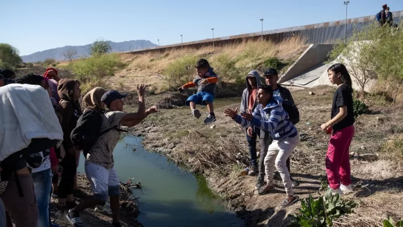 Los migrantes cruzan el río Bravo visto desde el lado mexicano de la frontera entre Estados Unidos y México en Ciudad Juárez, estado de Chihuahua, México, el 29 de marzo de 2023.