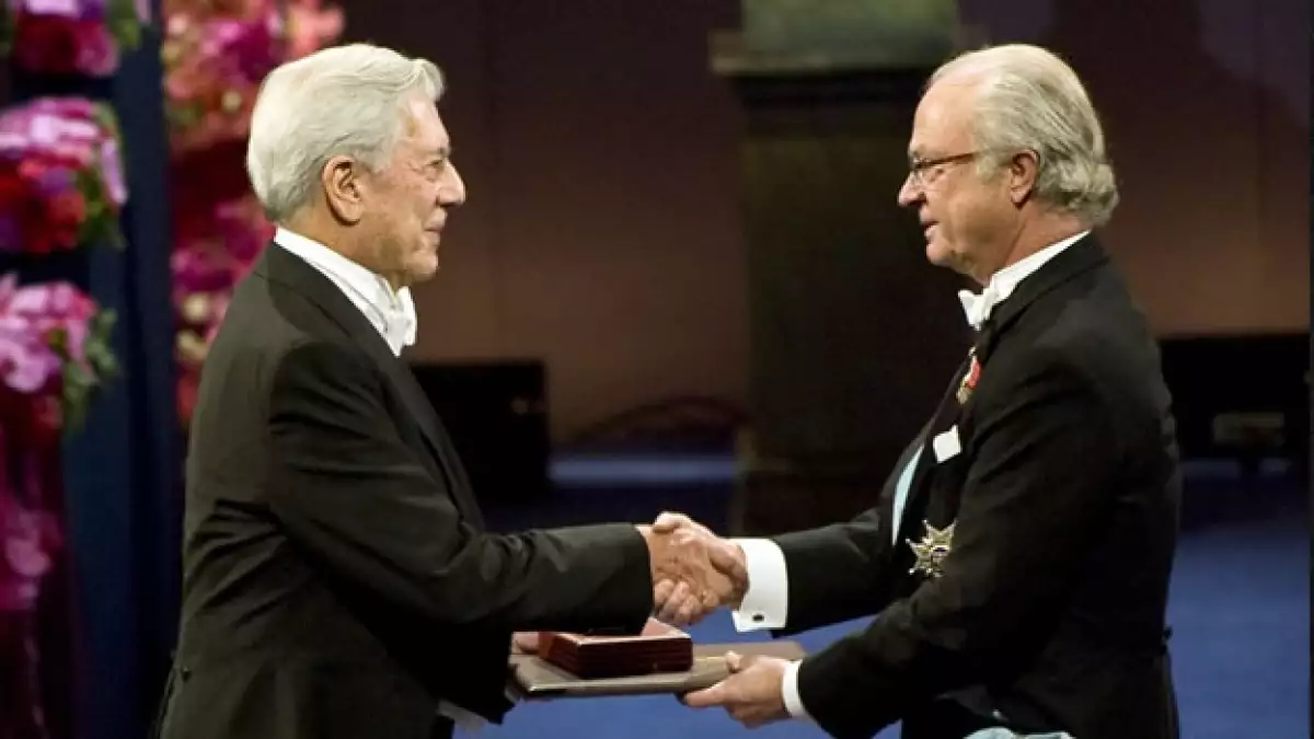 Vargas Llosa, "que encapsuló la historia", recibe el Nobel de Literatura
