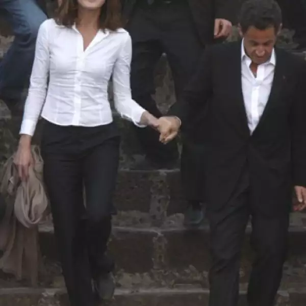 Como toda una modelo profesional, Bruni descendió de la pirámide del sol sin bajar la mirada, sólo por seguridad le tomó la mano a su pareja.