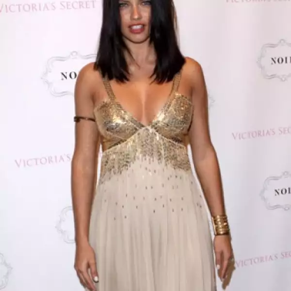 El gran escote que llevaba fue del deleite de varios.