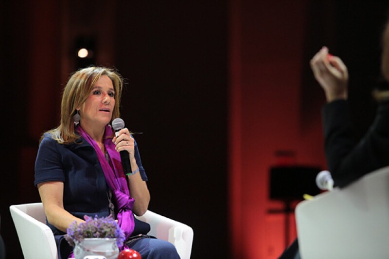 La ex primera dama estaba muy concentrada defendiendo la educación en las mujeres.