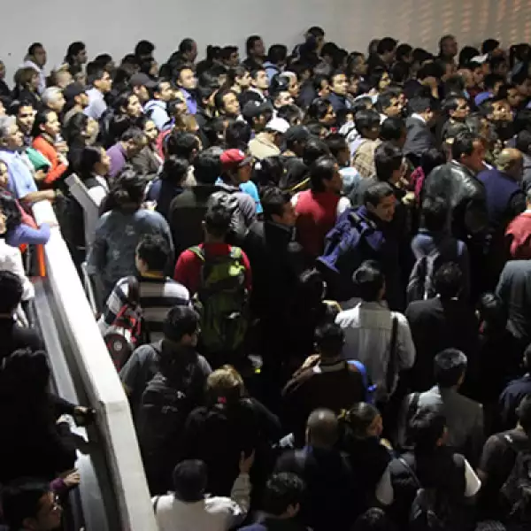 Cientos de personas quedaron varadas la noche del miércoles en la estación Atlalilco de la Línea 12.