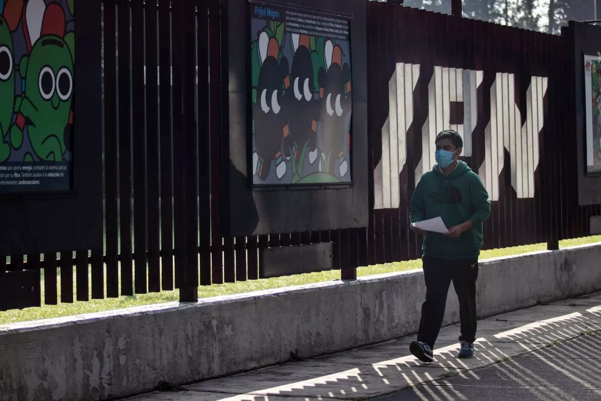 jóven llega al IPN zacatecano para realizar el examen de admisión 