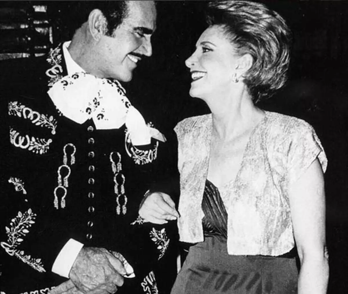 Don Vicente Fernández también dedicó un especial mensaje a su esposa y madre de sus hijos, con esta foto, de cuando ambos eran jóvenes.